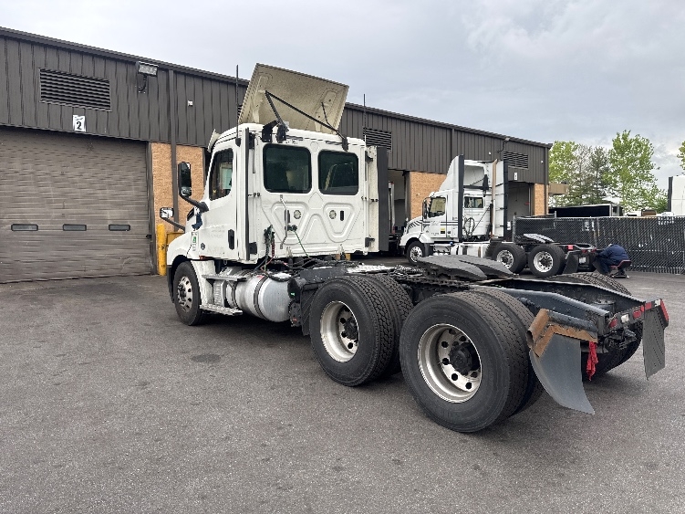 2019 Freightliner Cascadia in Capitol Heights, MD — photo 5