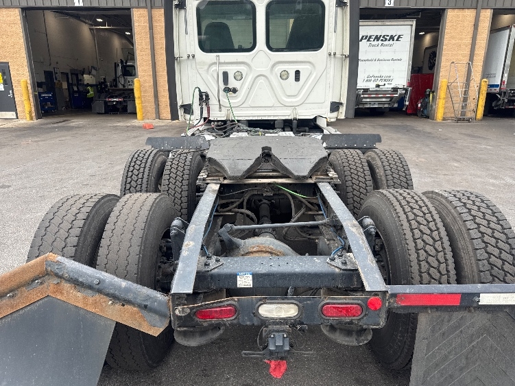 2019 Freightliner Cascadia in Capitol Heights, MD — photo 6