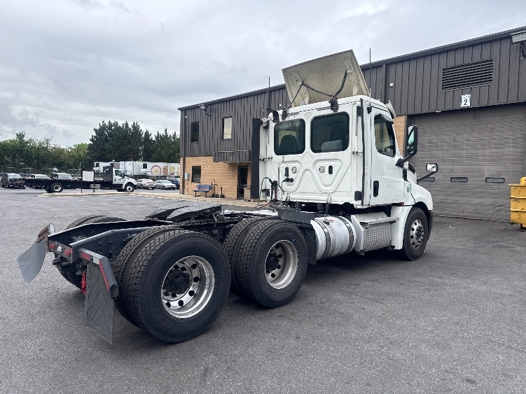 2019 Freightliner Cascadia in Capitol Heights, MD — photo 7