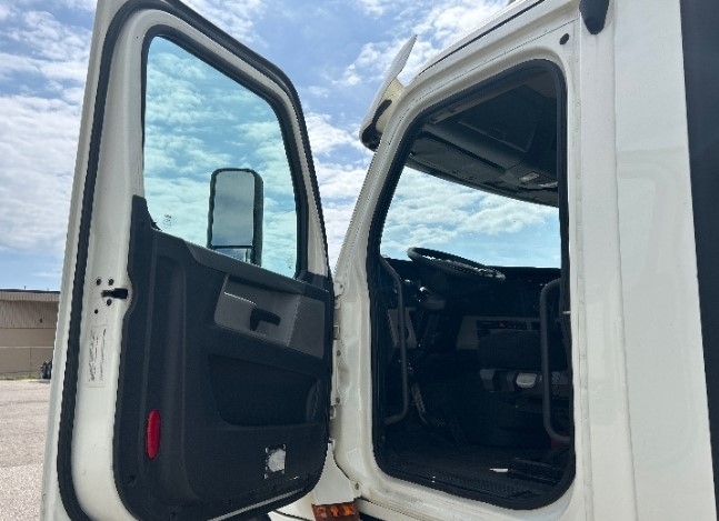 2019 Freightliner Cascadia in Capitol Heights, MD — photo 9