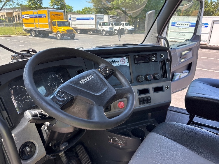 2019 Freightliner Cascadia in Capitol Heights, MD — photo 10