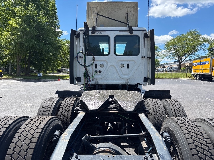 2019 Freightliner Cascadia in Capitol Heights, MD — photo 6