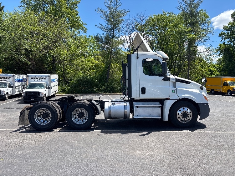 2019 Freightliner Cascadia in Capitol Heights, MD — photo 8