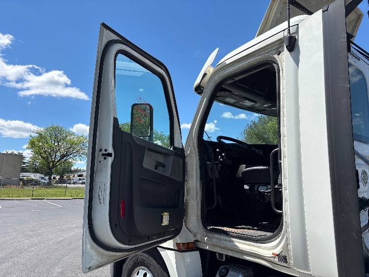 2019 Freightliner Cascadia in Capitol Heights, MD — photo 9
