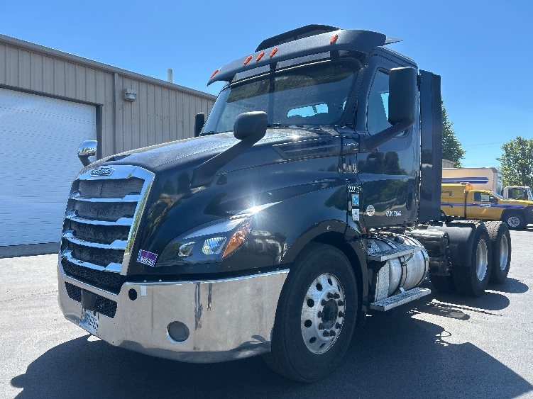 2019 Freightliner Cascadia in Bethlehem, PA — photo 3