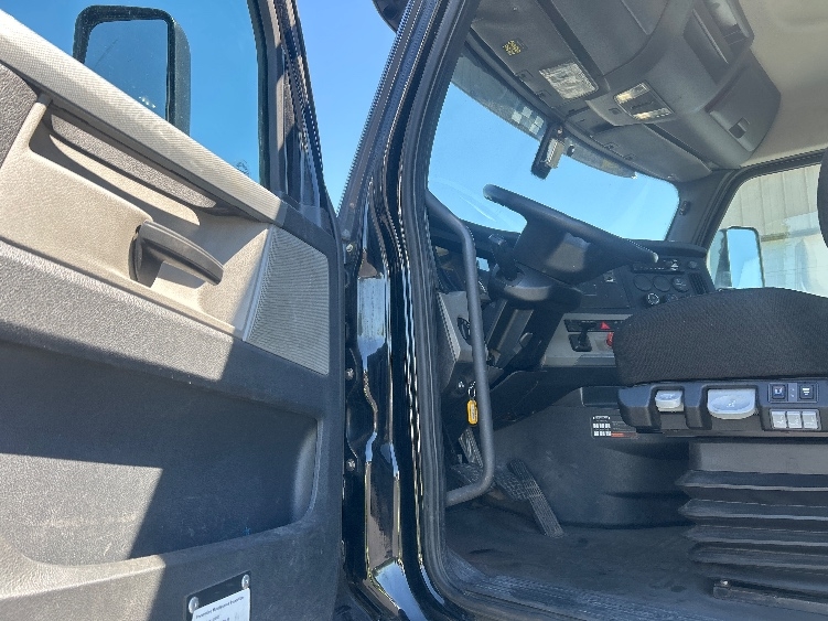 2019 Freightliner Cascadia in Bethlehem, PA — photo 9