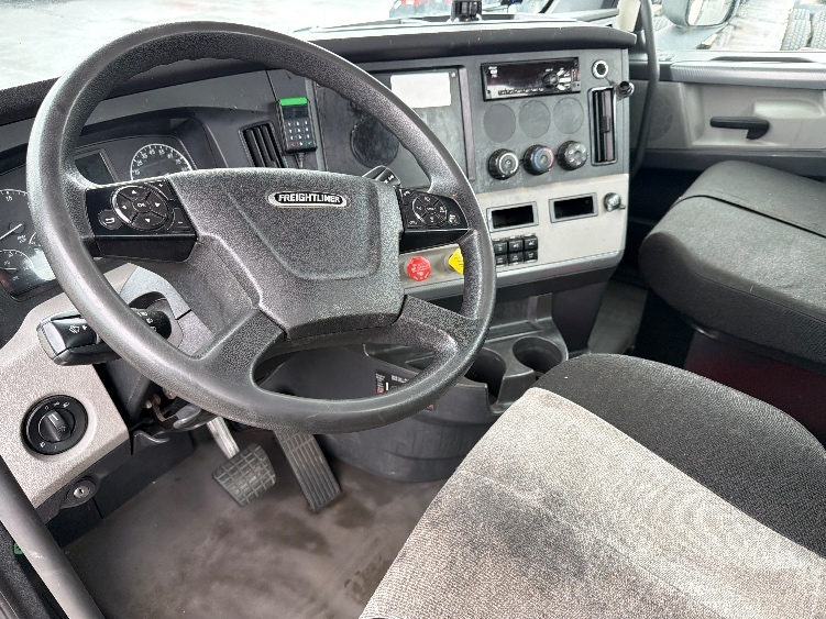 2019 Freightliner Cascadia in Chicopee, MA — photo 10