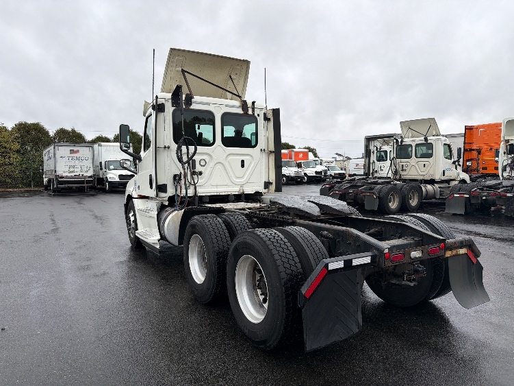 2019 Freightliner Cascadia in Chicopee, MA — photo 5