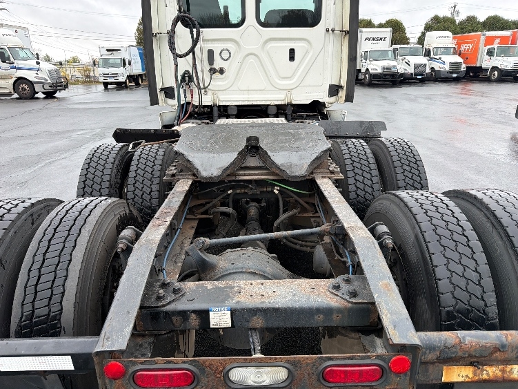 2019 Freightliner Cascadia in Chicopee, MA — photo 6