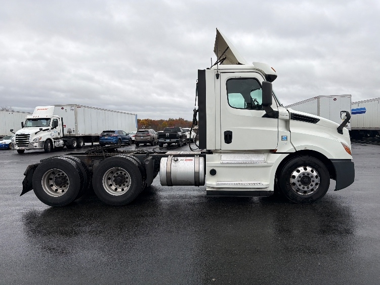 2019 Freightliner Cascadia in Chicopee, MA — photo 8