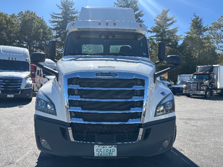 2019 Freightliner Cascadia in Braintree, MA — photo 2