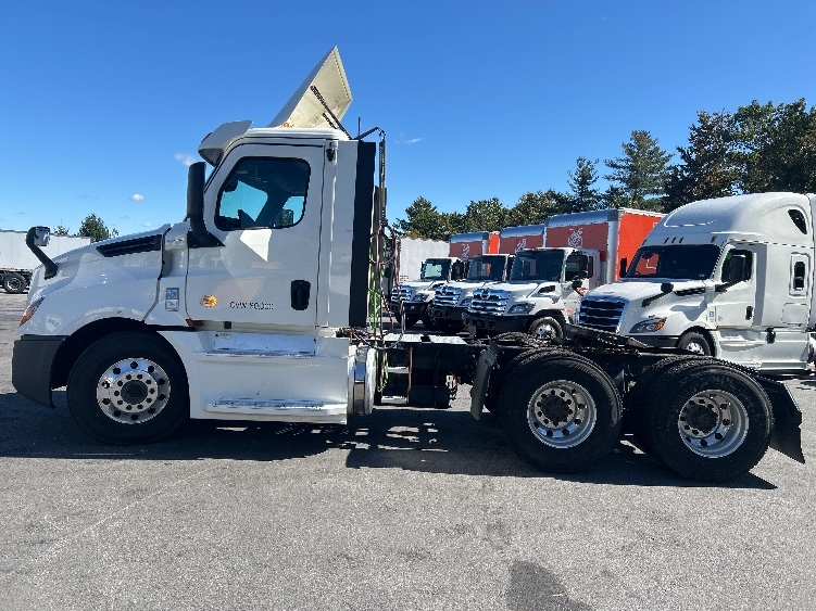 2019 Freightliner Cascadia in Braintree, MA — photo 4