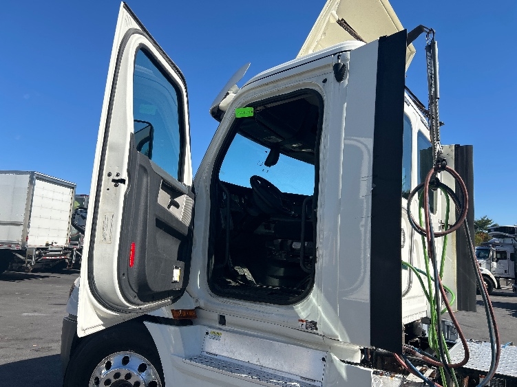 2019 Freightliner Cascadia in Braintree, MA — photo 9