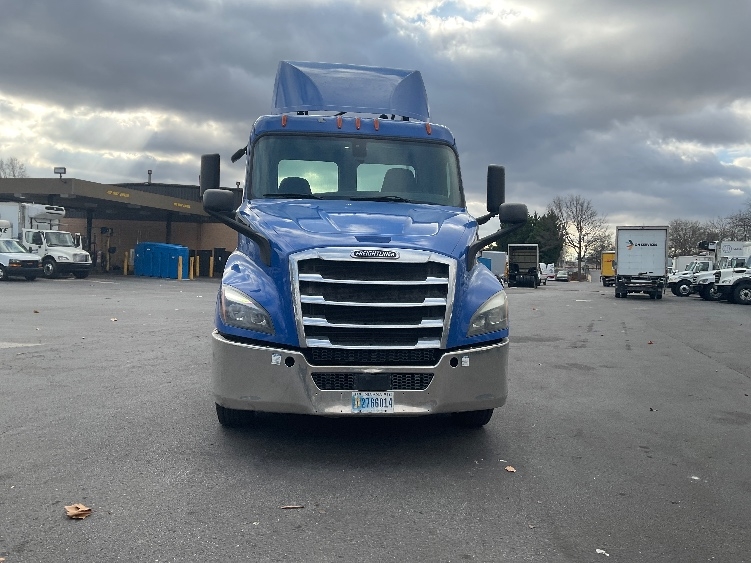 2019 Freightliner Cascadia in Capitol Heights, MD — photo 2