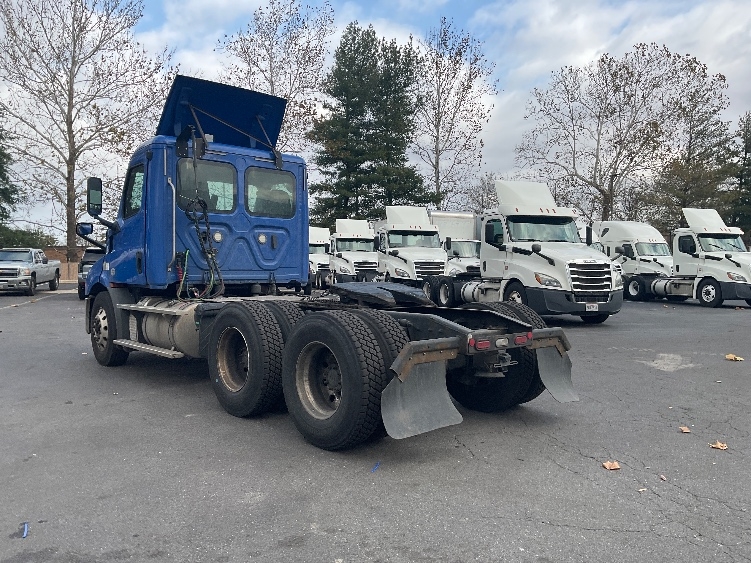 2019 Freightliner Cascadia in Capitol Heights, MD — photo 5