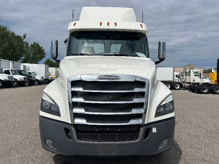 2019 Freightliner Cascadia in Lansing, MI — photo 2