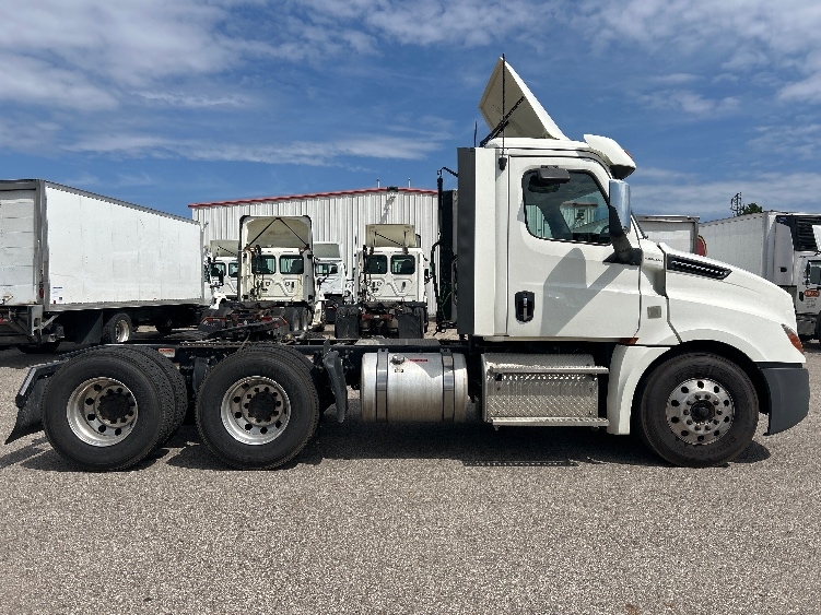 2019 Freightliner Cascadia in Lansing, MI — photo 8