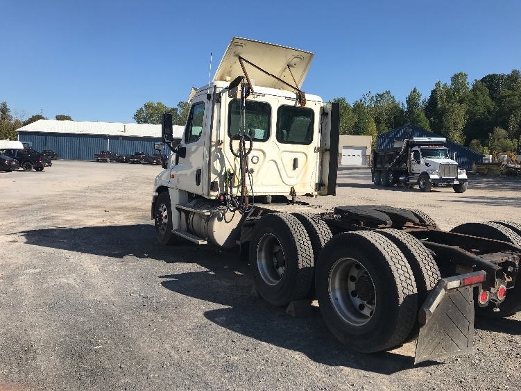 2019 Freightliner Cascadia in Whitesboro, NY — photo 5