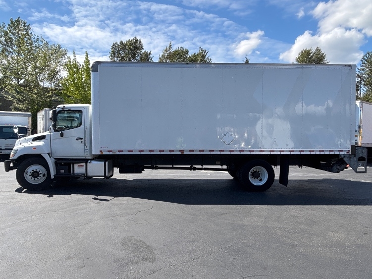 2019 Hino 268 in Kent, WA — photo 4