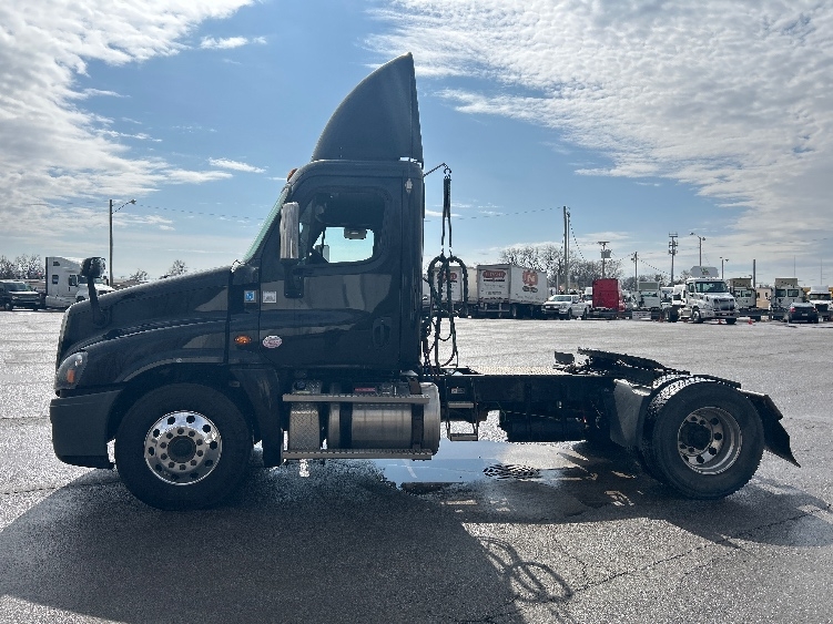 2019 Freightliner Cascadia in Fort Wayne, IN — photo 4