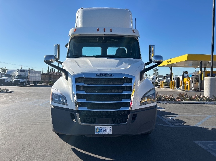 2019 Freightliner Cascadia in Fontana, CA — photo 2