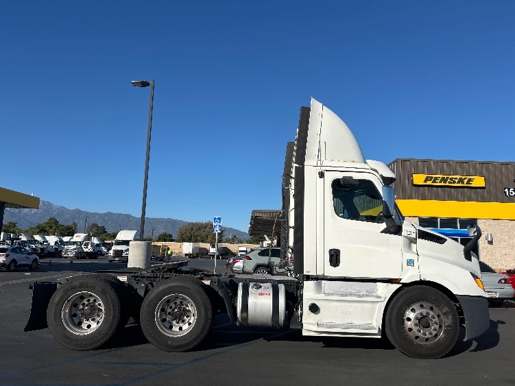 2019 Freightliner Cascadia in Fontana, CA — photo 8
