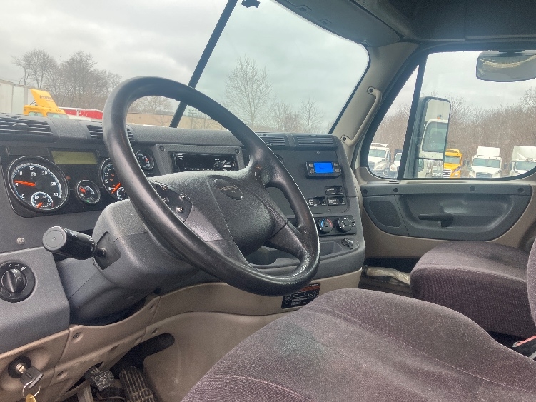 2019 Freightliner Cascadia in Fitchburg, MA — photo 10