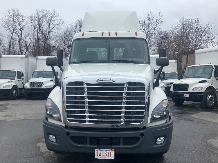 2019 Freightliner Cascadia in Fitchburg, MA — photo 2