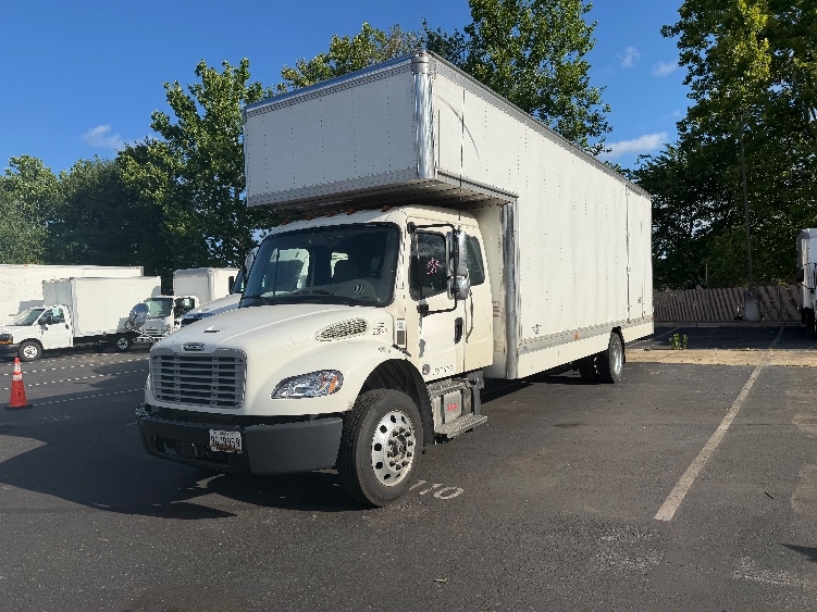 2023 Freightliner eM2 in Capitol Heights, MD — photo 3
