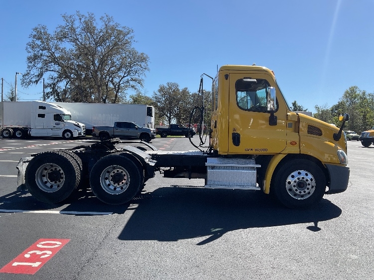 2019 Freightliner Cascadia in Tampa, FL — photo 8