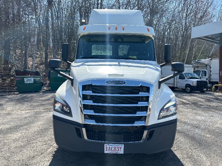 2019 Freightliner Cascadia in Auburn, MA — photo 2