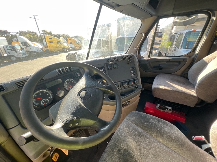2019 Freightliner Cascadia in Essex, MD — photo 10