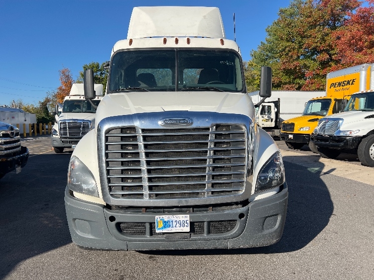 2019 Freightliner Cascadia in Essex, MD — photo 2