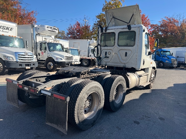 2019 Freightliner Cascadia in Essex, MD — photo 7