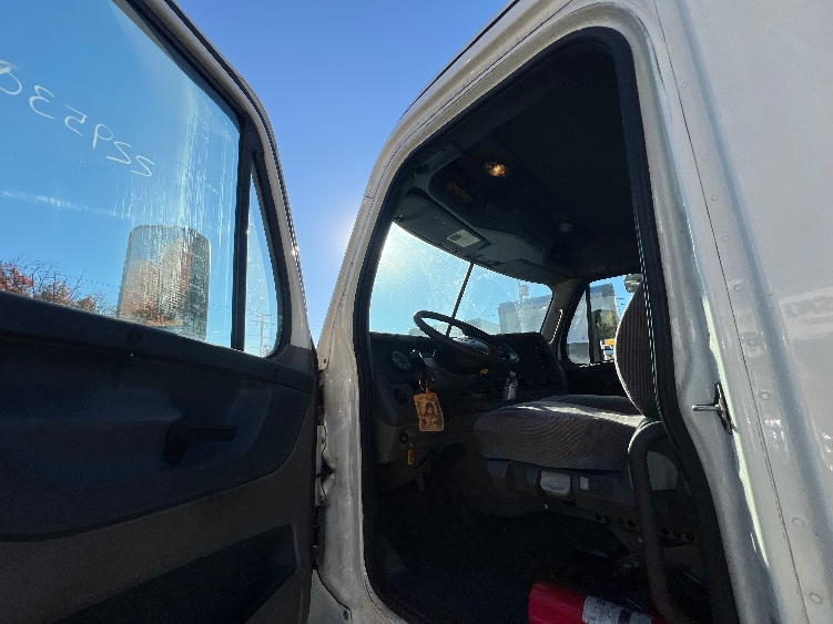2019 Freightliner Cascadia in Essex, MD — photo 9
