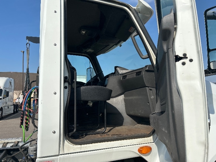 2019 International LT in Piqua, OH — photo 10