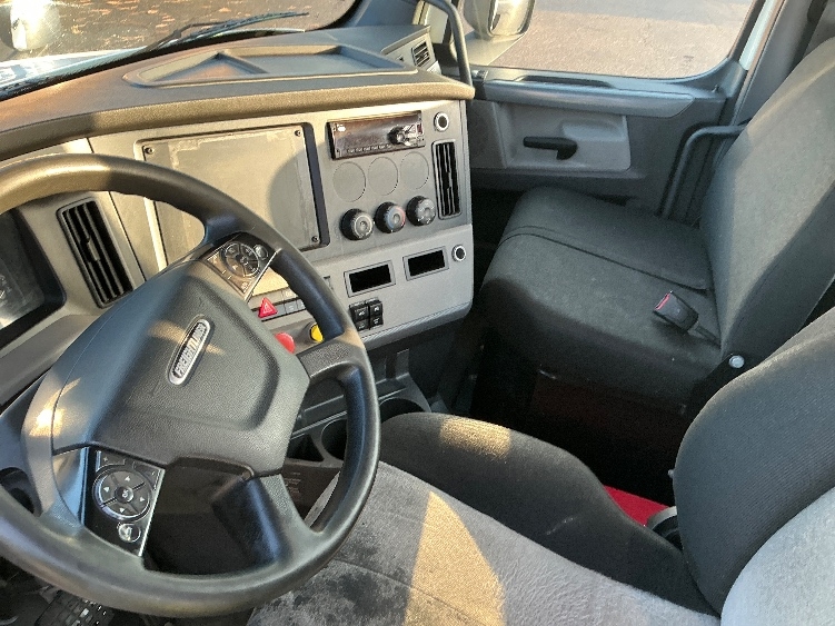 2019 Freightliner Cascadia in Olive Branch, MS — photo 10