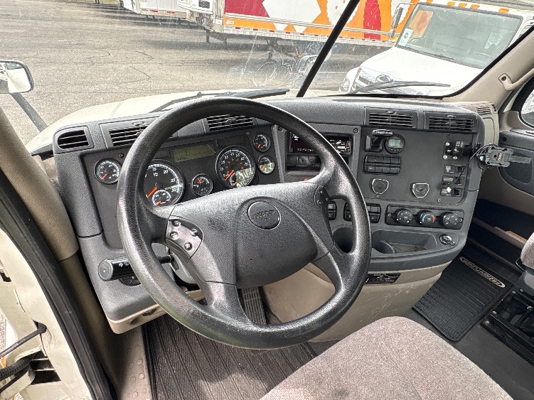 2019 Freightliner Cascadia in Montgomery, NY — photo 10