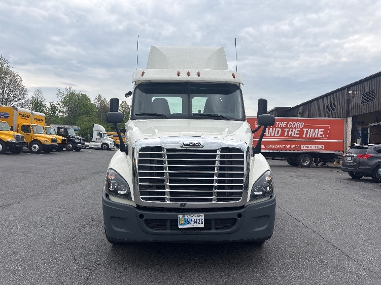 2019 Freightliner Cascadia in Montgomery, NY — photo 2