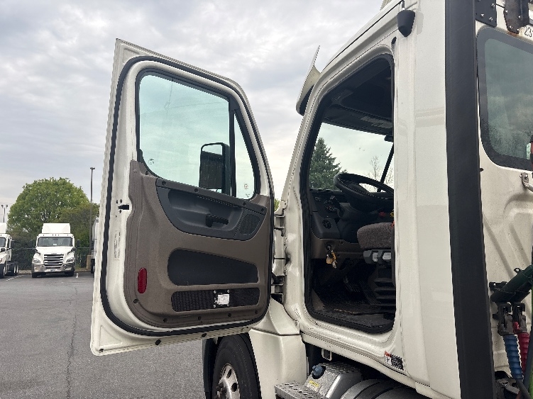 2019 Freightliner Cascadia in Montgomery, NY — photo 9