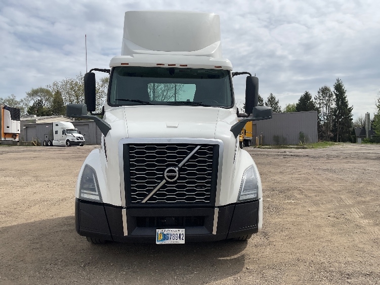 2019 Volvo VNL 300 in Rothschild, WI — photo 2