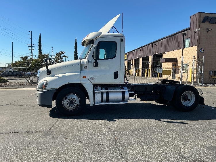 2019 Freightliner Cascadia in Fontana, CA — photo 4