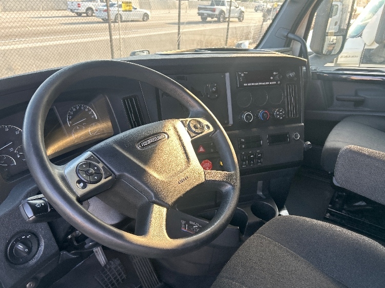 2024 Freightliner Cascadia in Fontana, CA — photo 10