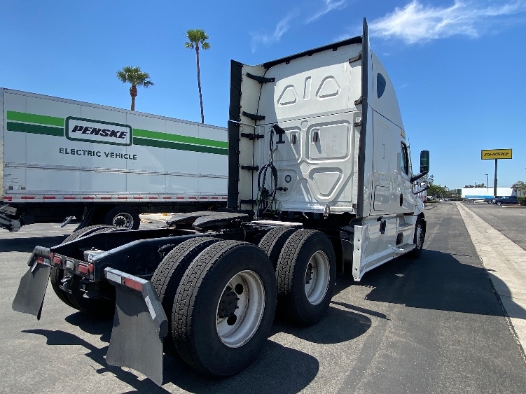 2024 Freightliner Cascadia in Fontana, CA — photo 7