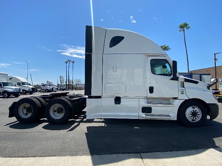 2024 Freightliner Cascadia in Fontana, CA — photo 8