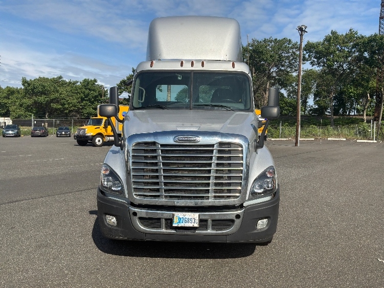 2019 Freightliner Cascadia in Philadelphia, PA — photo 2