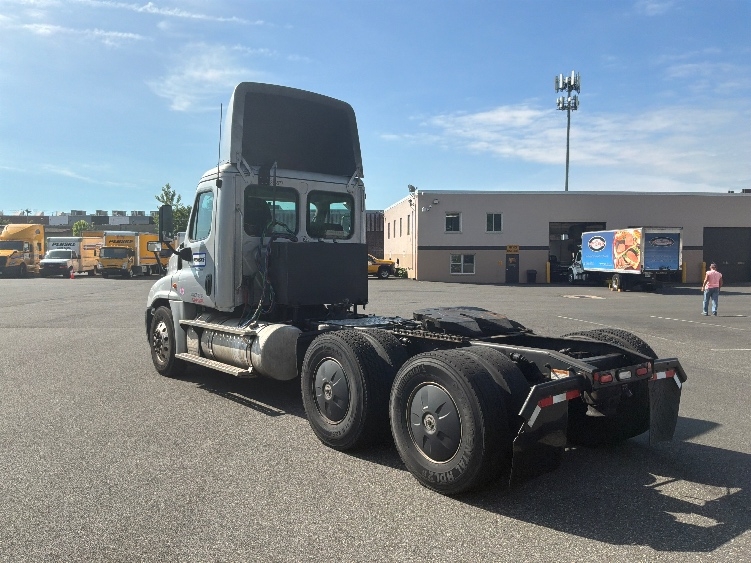 2019 Freightliner Cascadia in Philadelphia, PA — photo 5