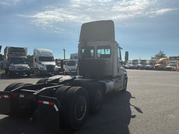 2019 Freightliner Cascadia in Philadelphia, PA — photo 7