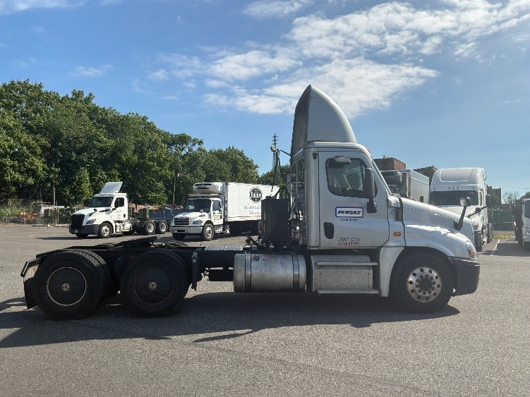 2019 Freightliner Cascadia in Philadelphia, PA — photo 8