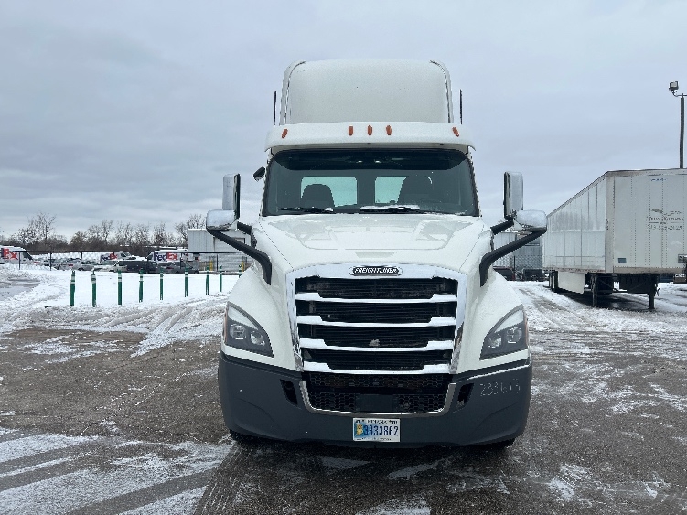 2019 Freightliner Cascadia in Lansing, MI — photo 2